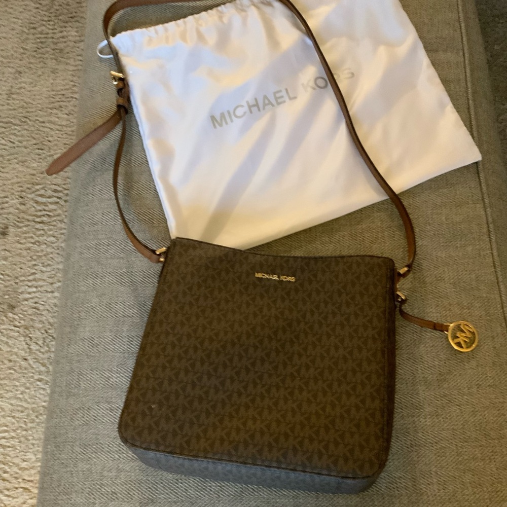 Michael Kors Messenger Crossbody Bag Brown. Slightly used with a dust bag